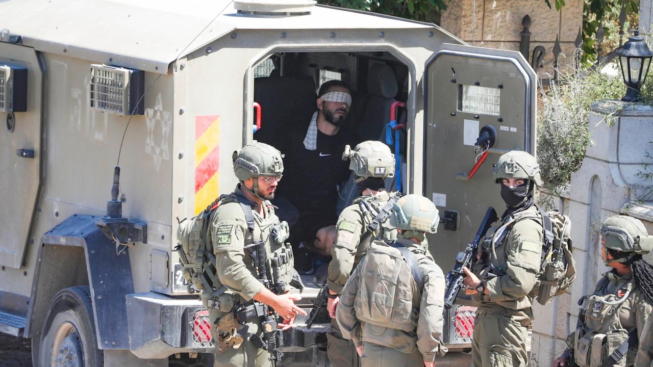 Doğu Kudüs'te Filistinlilerin evlerini basan İsrail polisi, 53 kişiyi gözaltına aldı