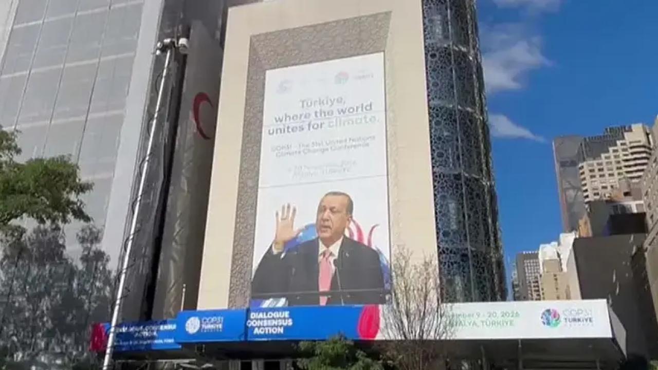 Cumhurbaşkanı Erdoğan'ın yer aldığı COP31 tanıtım afişleri Türkevi'ne asıldı