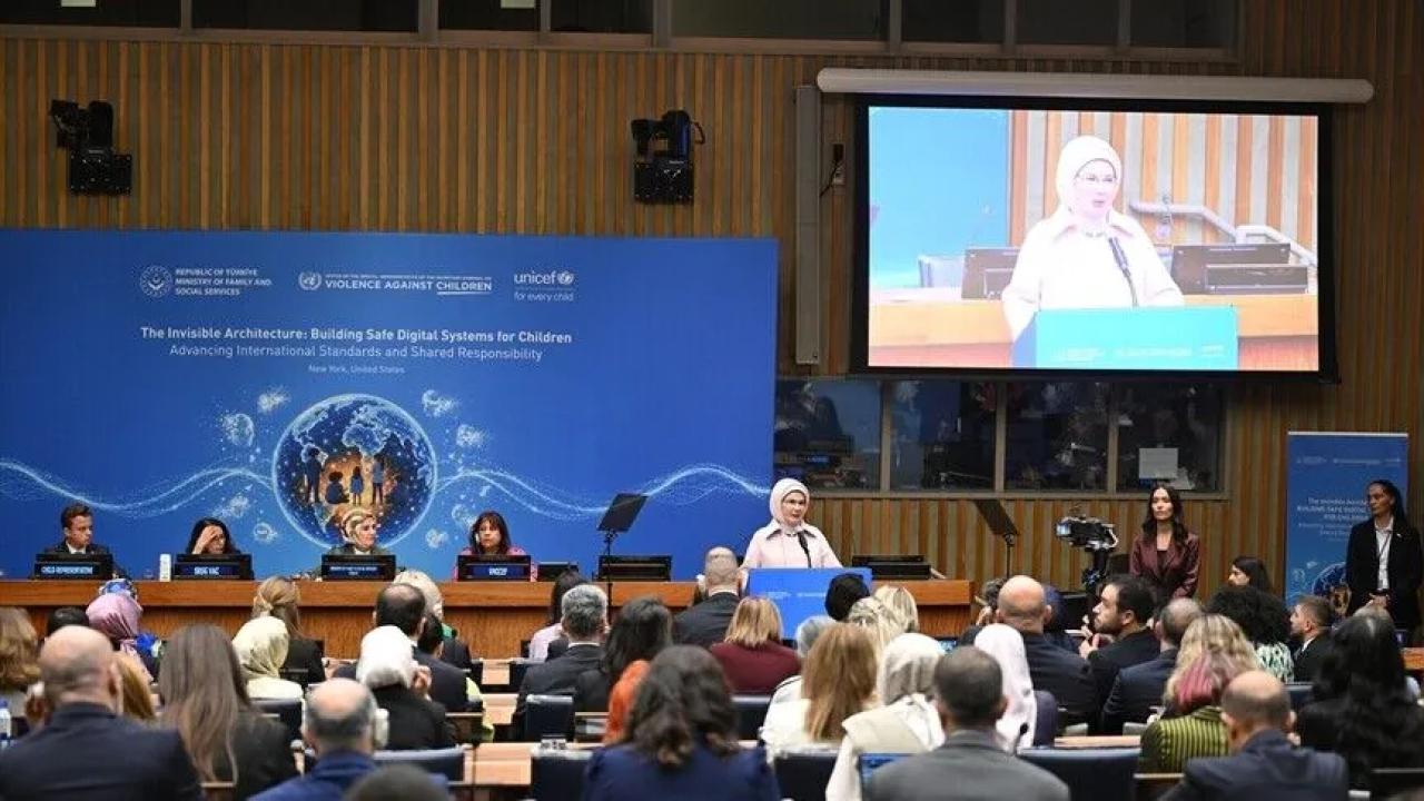 Emine Erdoğan: Ekran süresini sınırlamayı, basit bir irade meselesine indirgeyemeyiz