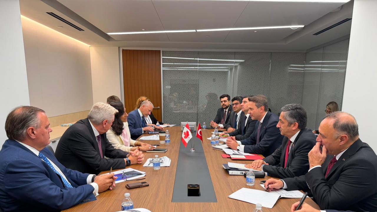 Bakan Bayraktar, Kanada Dışişleri Bakanı Anand ve AtkinsRéalis CEO'su Edwards ile görüştü