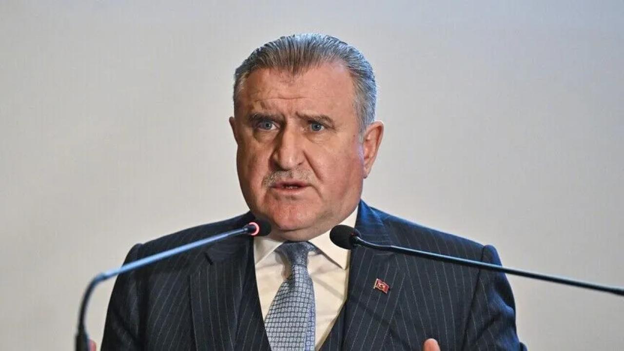 Bakan Bak, milli satranççı Yağız Kaan Erdoğmuş'u tebrik etti