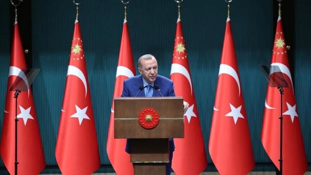 Cumhurbaşkanı Erdoğan: Kimse bizi milyarlarca liralık yolsuzlukları savunmak için meydan meydan, şehir şehir dolaşanlarla mukayese etmesin