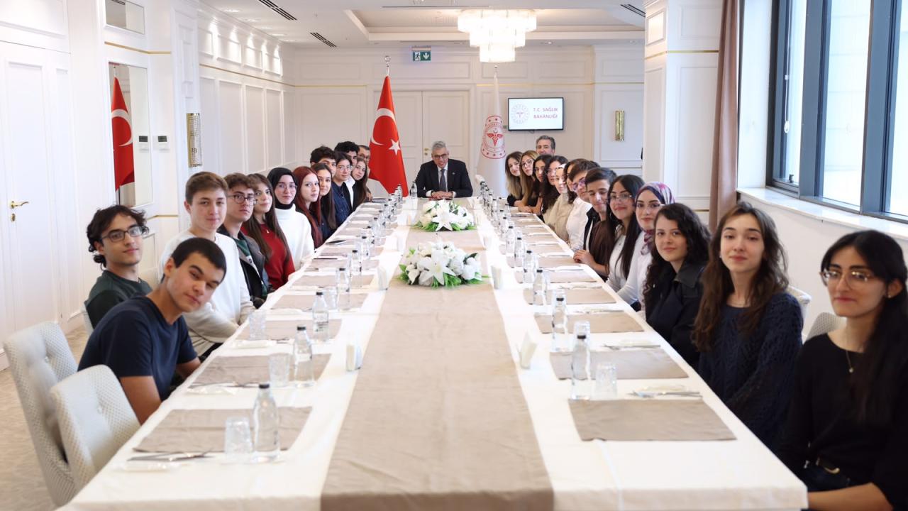 Bakan Memişoğlu tıp fakültelerine dereceyle giren öğrencilerle bir araya geldi