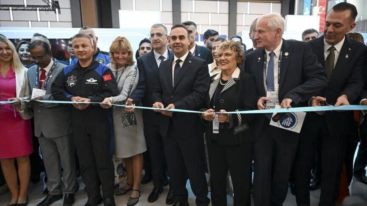 Bakan Kacır, 77. Uluslararası Uzay Kongresi kapsamında fuar alanının açılışını yaptı