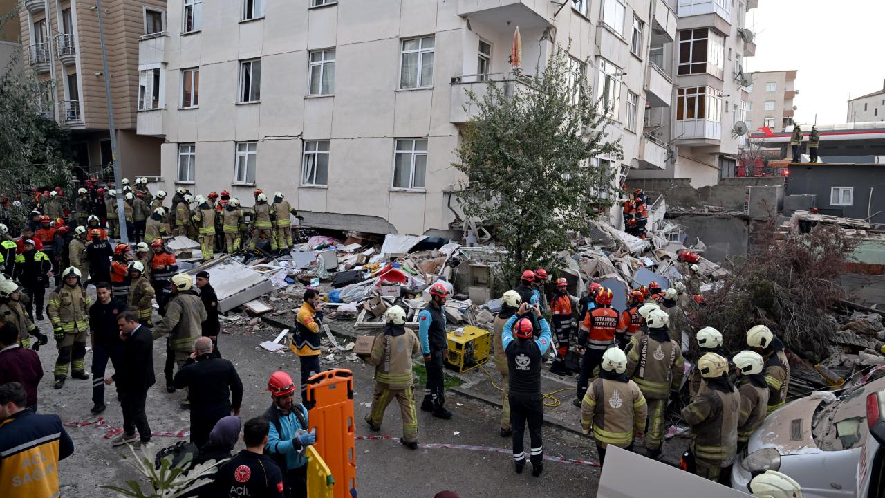 Maltepe'de 7 katlı binada kısmi çökme meydana geldi