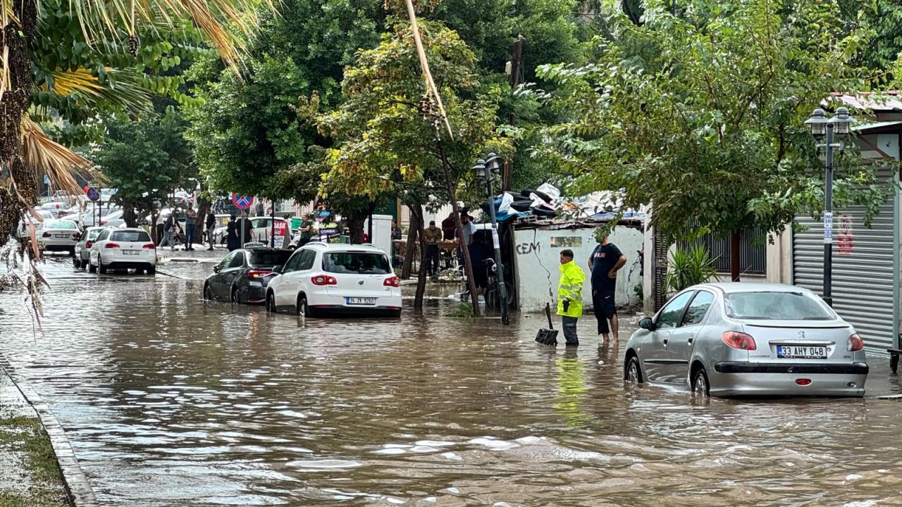 Mersin'de sağanak su baskınlarına neden oldu