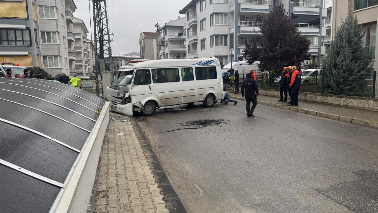Afyonkarahisar'da öğrenci servisiyle dolmuşun çarpıştığı kazada 16 kişi yaralandı