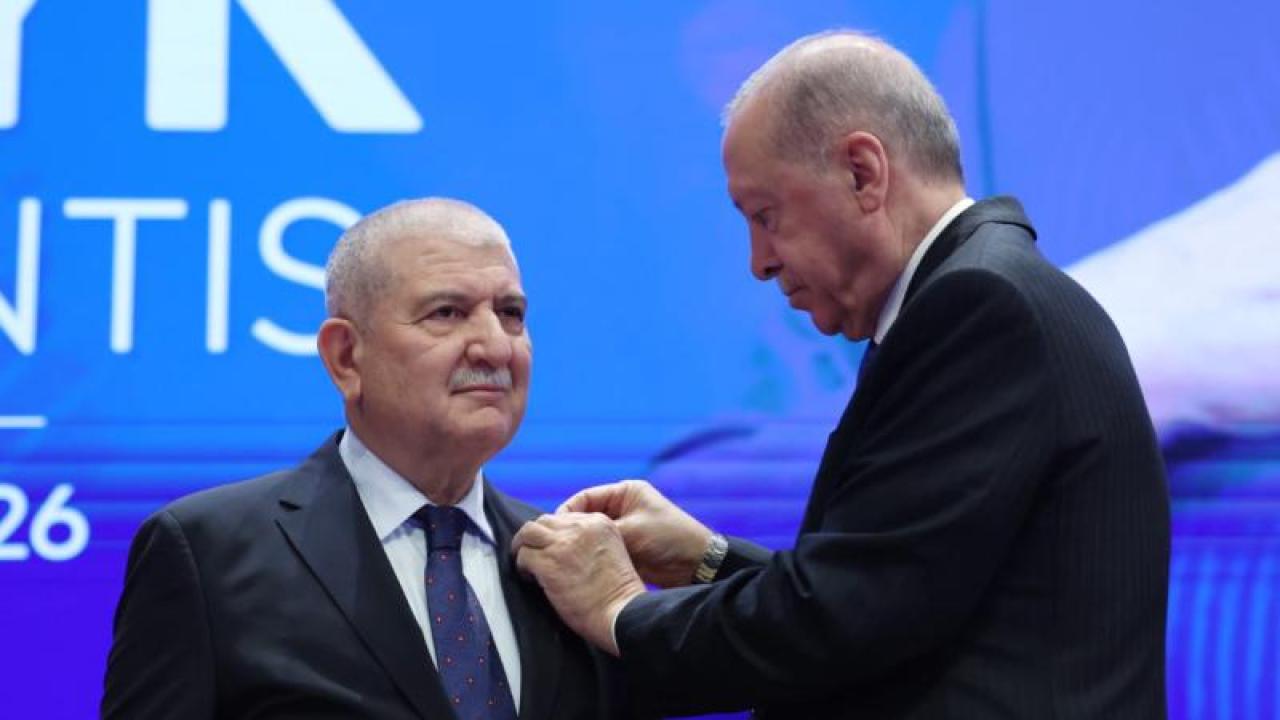 Cumhurbaşkanı Erdoğan, AK Parti'ye katılan Bursa Milletvekili Torun'a rozetini taktı