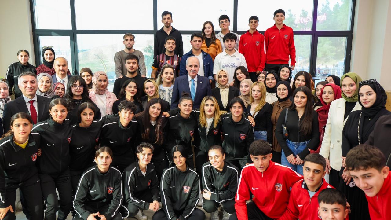TBMM Başkanı Kurtulmuş, Batman'da gençlerle bir araya geldi