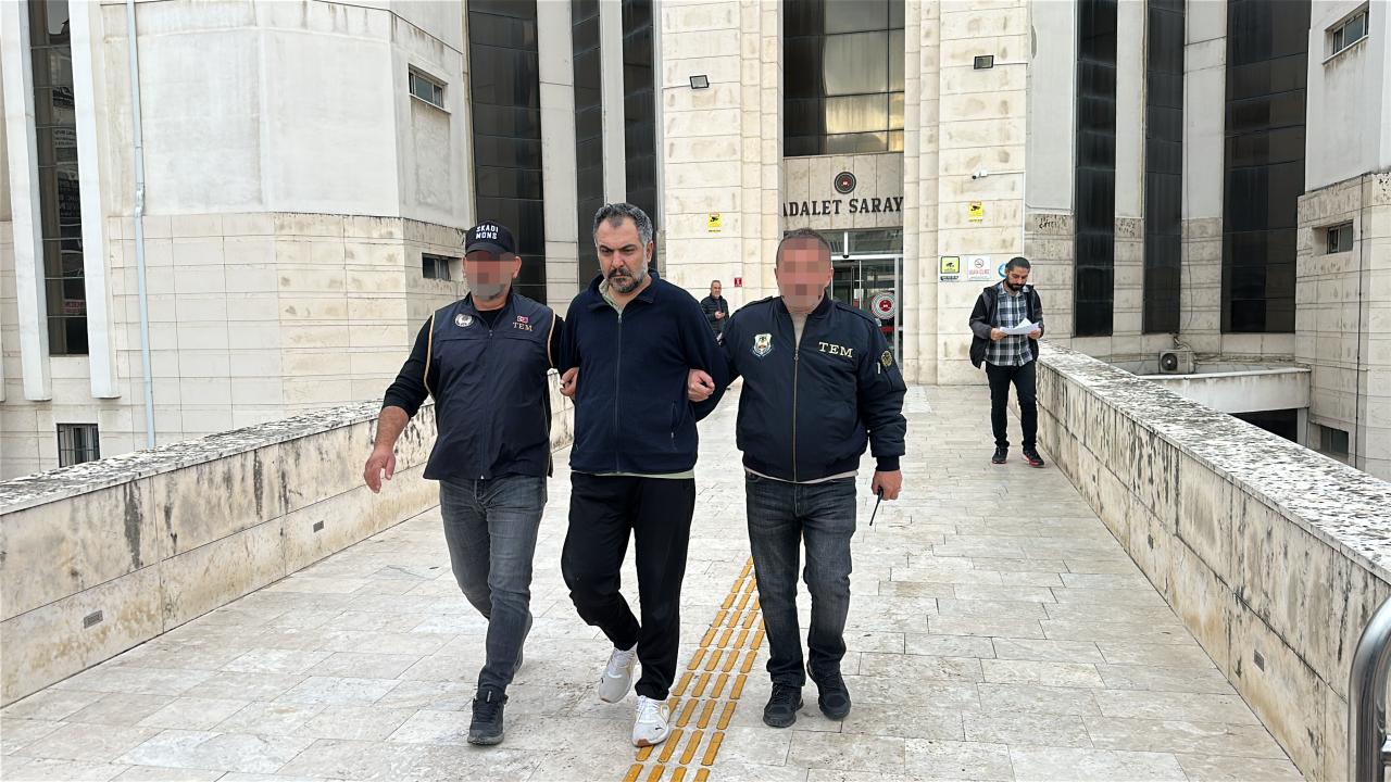 Balıkesir'de Türk bayrağına ve Atatürk'e hakaret içerikli paylaşım yapan öğretmen tutuklandı